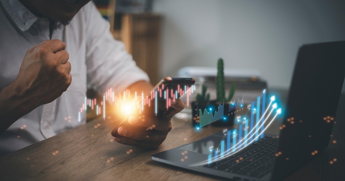 giao dich chung khoan sang 12 1 nhom co phieu ngan hang lai thap len tia hy vong 65a1265c85950