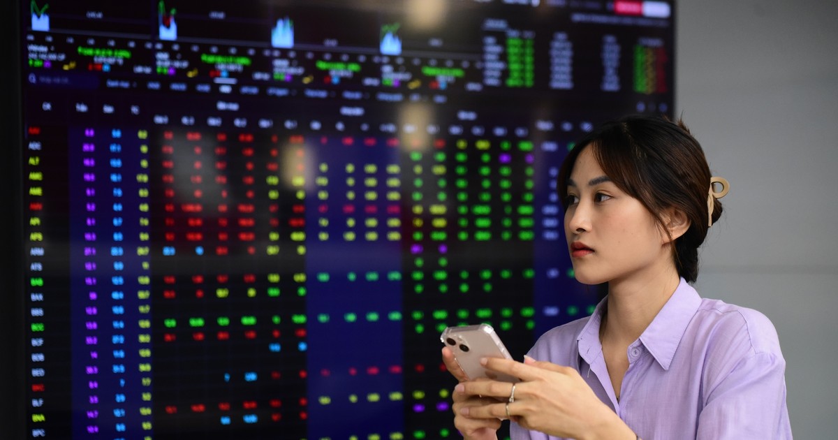 giao dich chung khoan sang 15 1 dong tien suy yeu co phieu ngan hang no luc keo thi truong 65a51b06ebb84