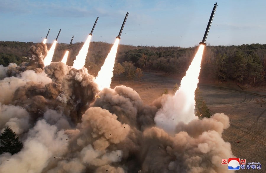 ong kim jong un giam sat tap tran ten lua quy mo lon 65f914a626879
